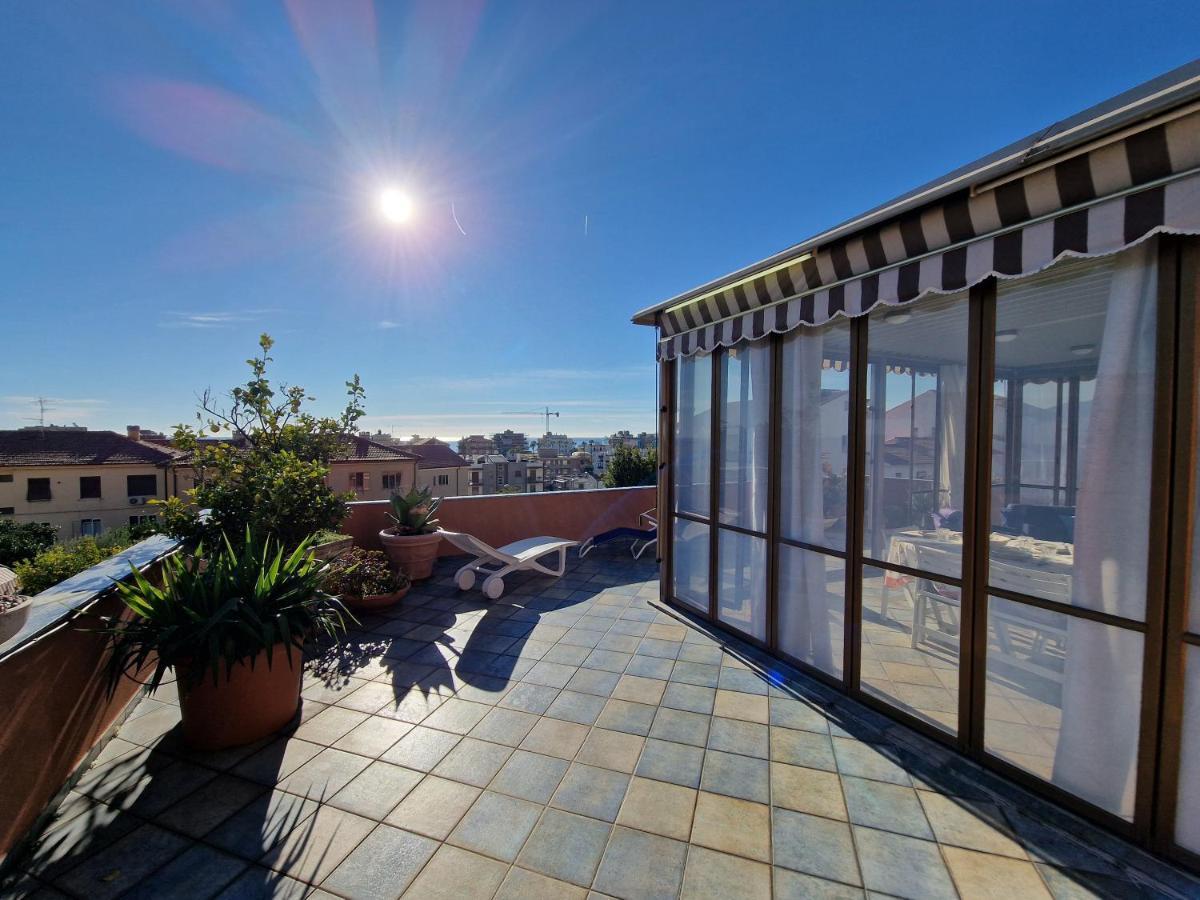 Апартаменти Via Alberti Terrazza Vista Aperta- Free Parking П'єтра-Лігуре Екстер'єр фото